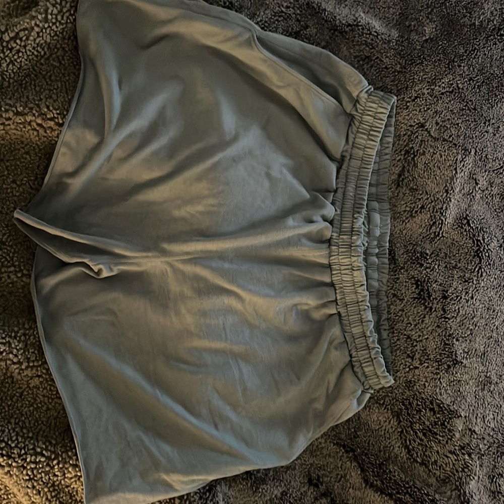 Vuori womens boyfriend shirt size small, blue color